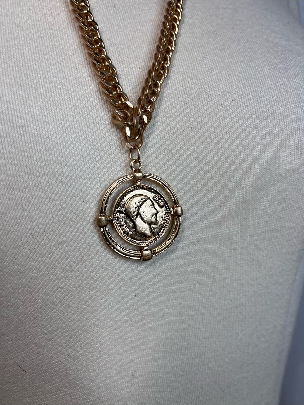 NWT Universal Thread Gold Medallion Coin Pendant Necklace 12” Boho - Picture 4 of 4